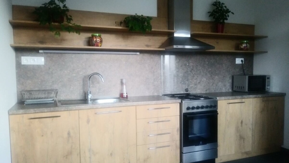 REZERVUJTE SI PRÍJEMNÉ BÝVANIE V CENTRE MESTA LEVICE – 2-IZBOVÝ BYT NA PREDAJ