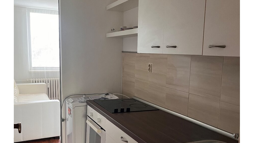 Kompletne zrekonštruovaná a zariadená garsónka s balkónom v Holíči – Lúčky