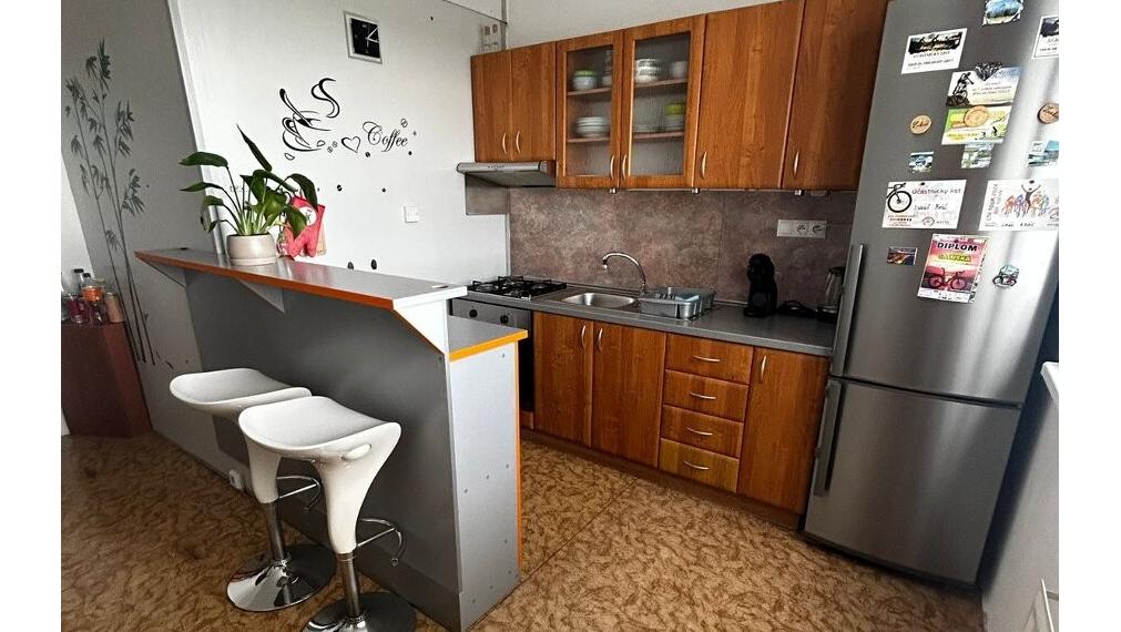 Na predaj priestranný 4-izbový byt s balkónom – 93 m²