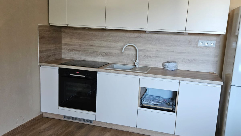 KRÁSNA GARSÓNKA S VEĽKOU PRESKLENOU LOGGIOU – TRENČIANSKE TEPLICE - 30m2