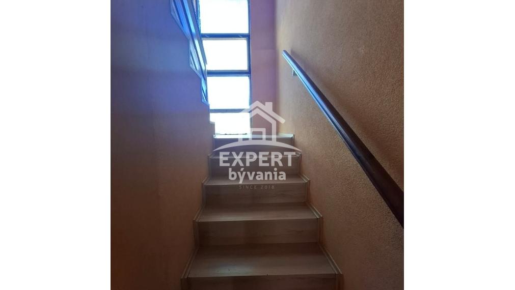 DVOJPODLAŽNÝ RODINNÝ DOM - ČECHYNCE - 1530m2 POZEMOK - POVODNY STAV - ZNALECKY POSUDOK A FINANCOVANIE ZDARMA