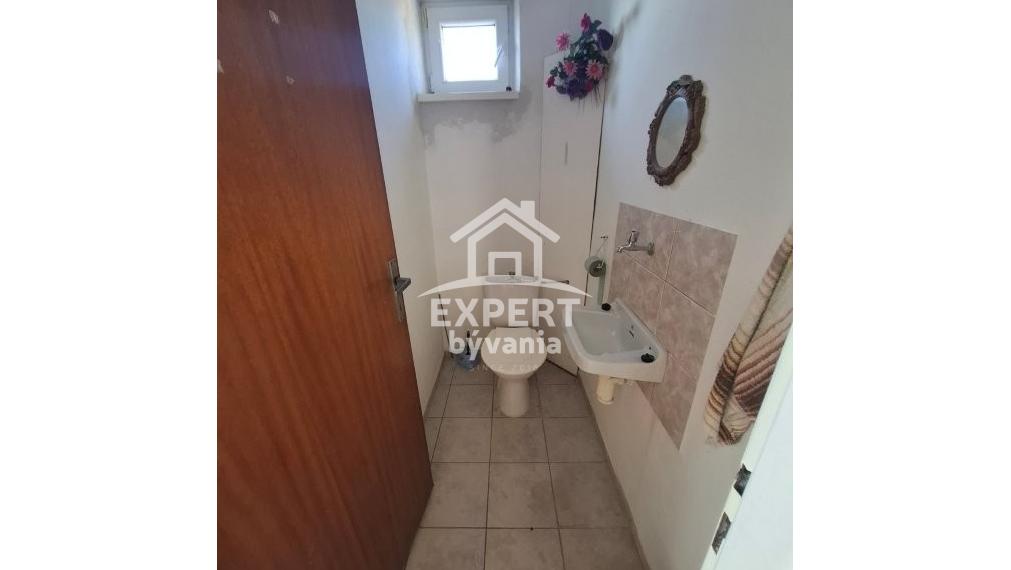 DVOJPODLAŽNÝ RODINNÝ DOM - ČECHYNCE - 1530m2 POZEMOK - POVODNY STAV - ZNALECKY POSUDOK A FINANCOVANIE ZDARMA