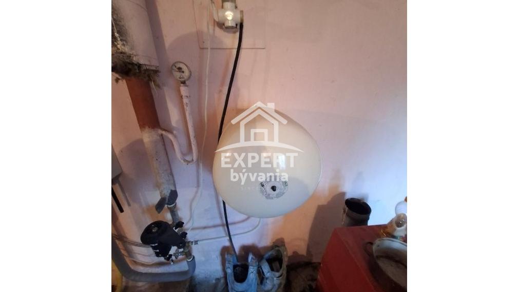 DVOJPODLAŽNÝ RODINNÝ DOM - ČECHYNCE - 1530m2 POZEMOK - POVODNY STAV - ZNALECKY POSUDOK A FINANCOVANIE ZDARMA