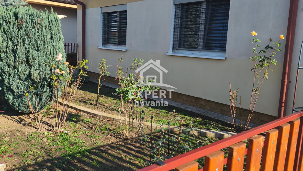 Rodinný dom s prístavbou - 10 arový pozemok - krásna záhrada - altánok