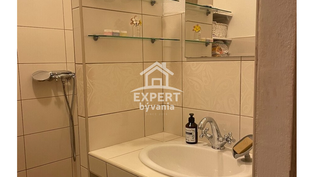 1 IZBOVY BYT - KOMPLETKA - ZARIADENÉ - BEZBARIEROVÉ - POSUDOK ZDARMA