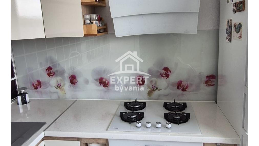 Moderný 2-izbový byt po kompletnej rekonštrukcii s balkónom – vyhľadávaná lokalita Záhonok