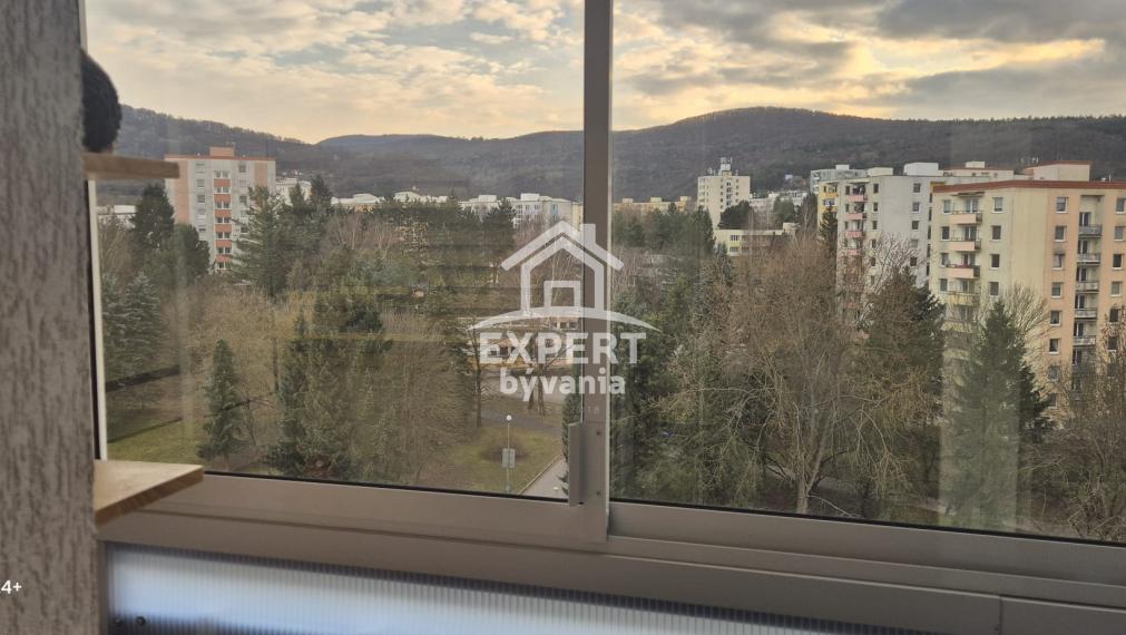 Moderný 2-izbový byt po kompletnej rekonštrukcii s balkónom – vyhľadávaná lokalita Záhonok