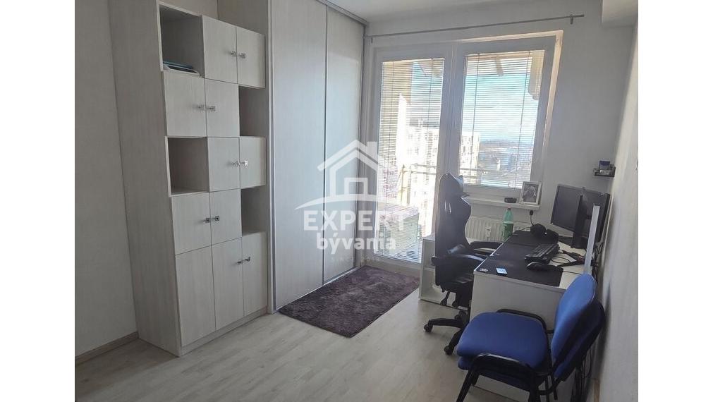 Predaj 3-izbového bytu s loggiou a klimatizáciou – Konopná, Levice - HYPOTEKA POSUDOK A POISTENIE ZDARMA