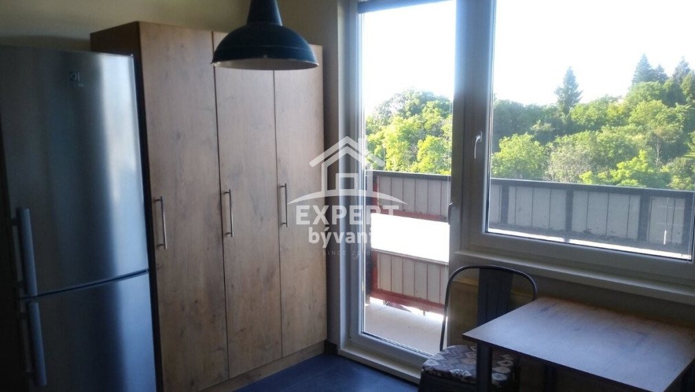 REZERVUJTE SI PRÍJEMNÉ BÝVANIE V CENTRE MESTA LEVICE – 2-IZBOVÝ BYT NA PREDAJ