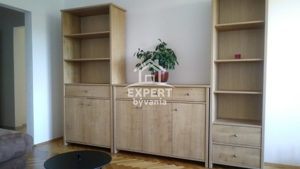 REZERVUJTE SI PRÍJEMNÉ BÝVANIE V CENTRE MESTA LEVICE – 2-IZBOVÝ BYT NA PREDAJ