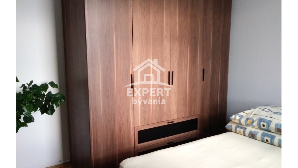 REZERVUJTE SI PRÍJEMNÉ BÝVANIE V CENTRE MESTA LEVICE – 2-IZBOVÝ BYT NA PREDAJ