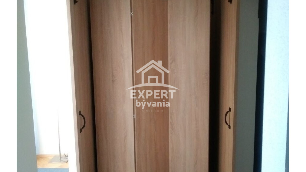 REZERVUJTE SI PRÍJEMNÉ BÝVANIE V CENTRE MESTA LEVICE – 2-IZBOVÝ BYT NA PREDAJ