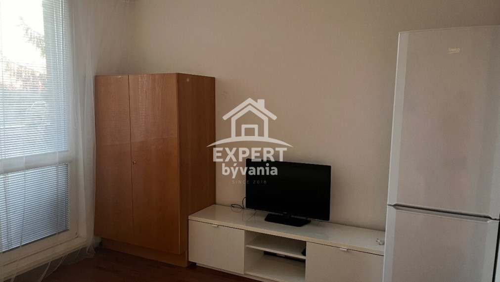 Kompletne zrekonštruovaná a zariadená garsónka s balkónom v Holíči – Lúčky