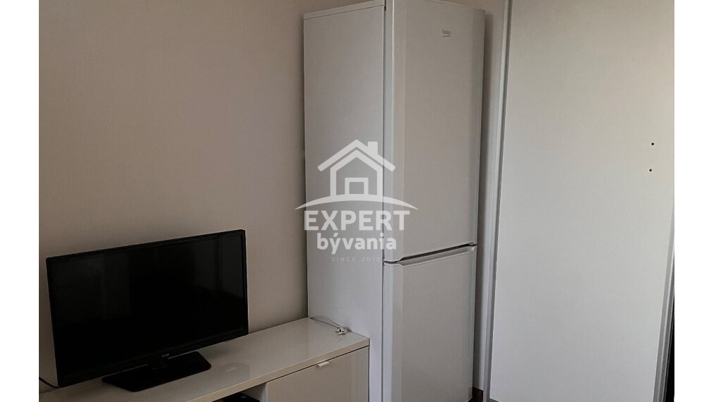 Kompletne zrekonštruovaná a zariadená garsónka s balkónom v Holíči – Lúčky