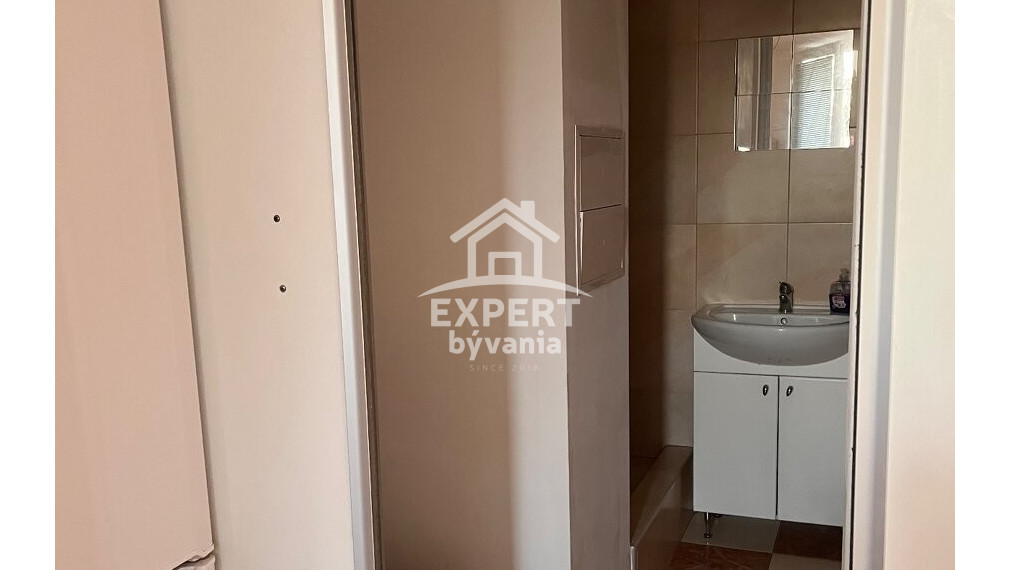 Kompletne zrekonštruovaná a zariadená garsónka s balkónom v Holíči – Lúčky