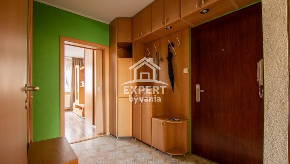 Na predaj kompletne zariadený 2-izbový byt na obľúbenej ulici I 46m2 I kompletka I zariadené