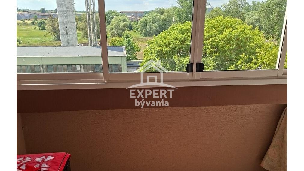 Na predaj veľký 3-izbový byt s balkónom v Šahách