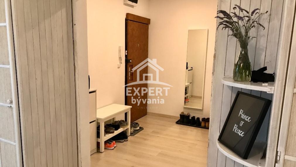 🏡 Na predaj priestranný 3-izbový byt v skvelej lokalite pri zastávke MHD Lomnická