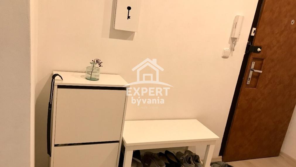 🏡 Na predaj priestranný 3-izbový byt v skvelej lokalite pri zastávke MHD Lomnická