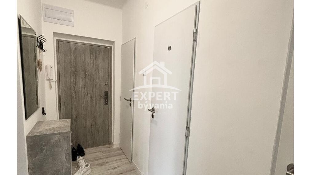 🏡 Na predaj krásny a moderne zariadený 2-izbový byt s balkónom a veľkou pivnicou