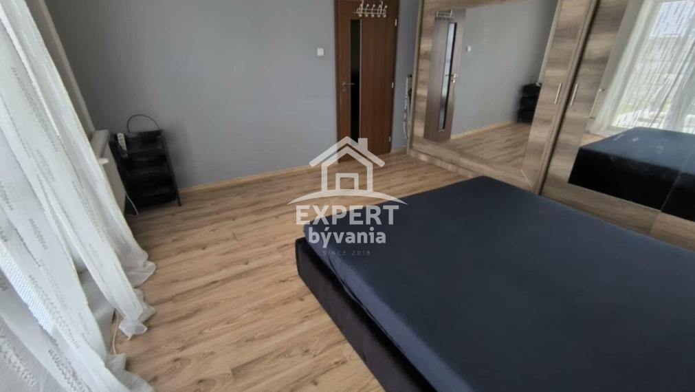 Predáme krásny priestranný 3-izbový byt s terasou a samostatným vchodom v Pustých Úľanoch