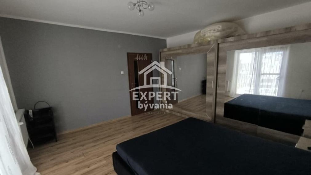 Predáme krásny priestranný 3-izbový byt s terasou a samostatným vchodom v Pustých Úľanoch
