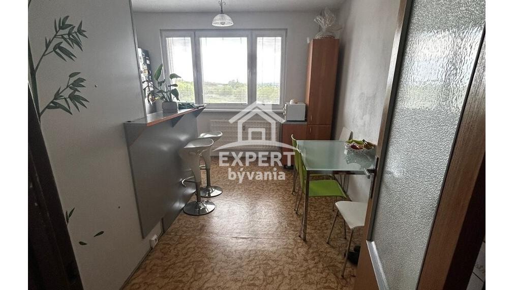 Na predaj priestranný 4-izbový byt s balkónom – 93 m²