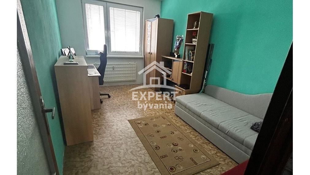 Na predaj priestranný 4-izbový byt s balkónom – 93 m²