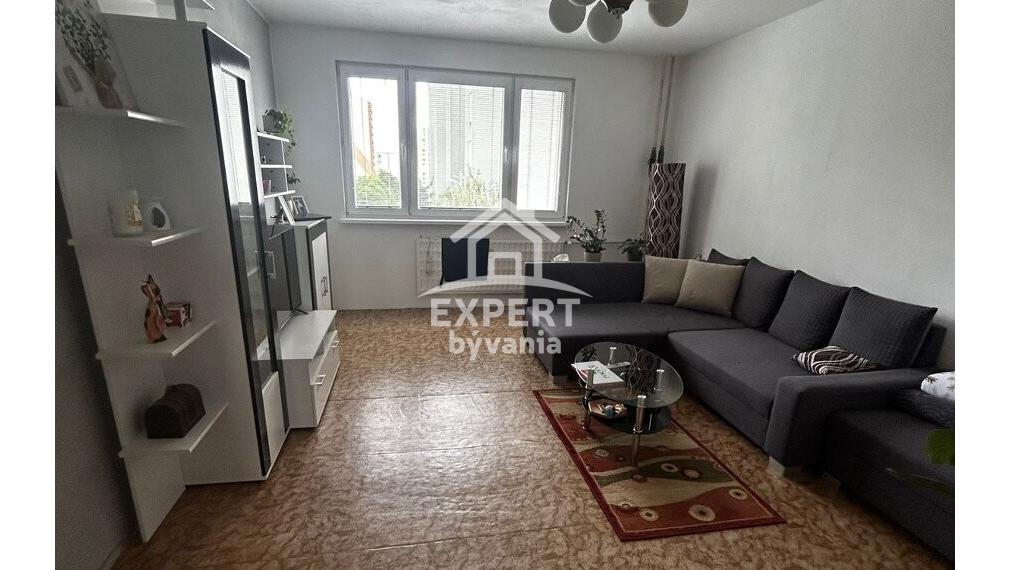 Na predaj priestranný 4-izbový byt s balkónom – 93 m²