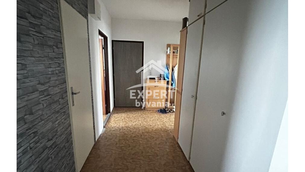 Na predaj priestranný 4-izbový byt s balkónom – 93 m²