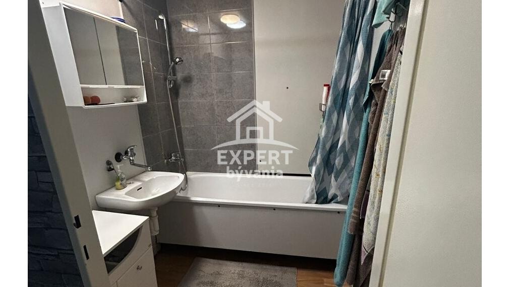 Na predaj priestranný 4-izbový byt s balkónom – 93 m²