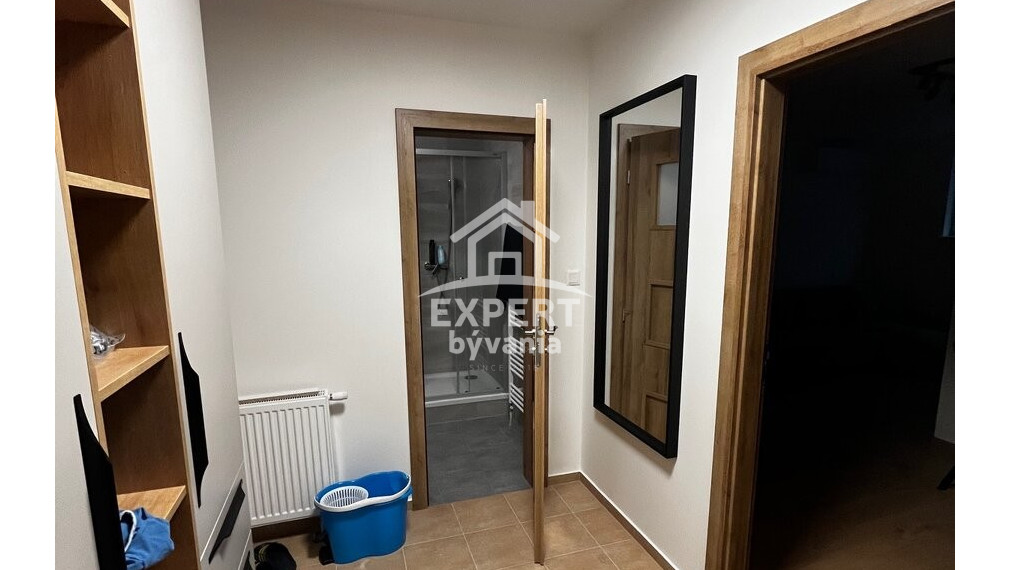 🏡 PRIPRAVUJEME NA PREDAJ – kompletne zariadený 1 izbový byt s garážovým parkovacím miestom