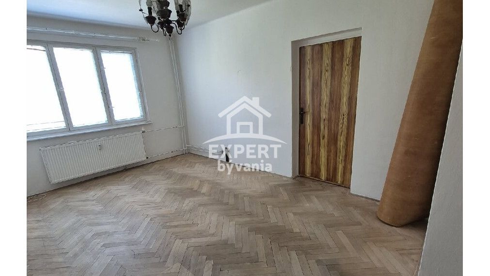 🏡 Na predaj priestranný 3-izbový tehlový byt vo výbornej lokalite neďaleko centra Partizánskeho