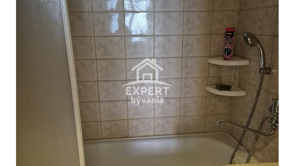 🏡 Na predaj priestranný 3-izbový tehlový byt vo výbornej lokalite neďaleko centra Partizánskeho