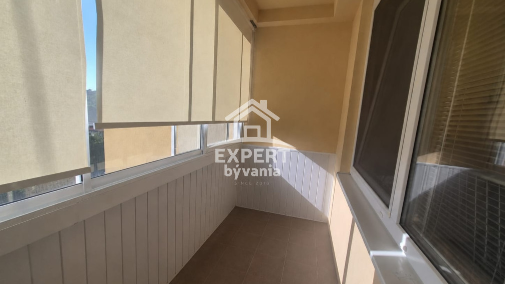 KRÁSNA GARSÓNKA S VEĽKOU PRESKLENOU LOGGIOU – TRENČIANSKE TEPLICE - 30m2