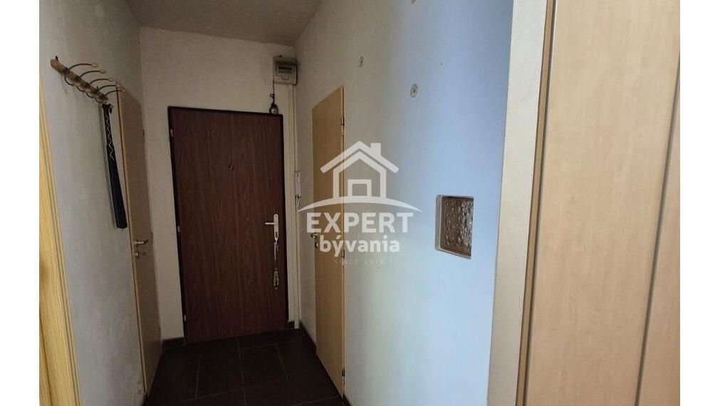 2-IZBOVÝ BYT | 62 m² | PRÍZEMIE | ŠAFÁRIKOVA ULICA | NOVÉ ZÁMKY