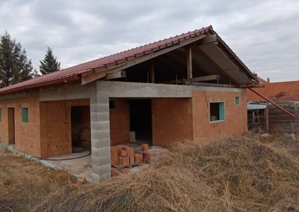 RODINNÝ DOM - ROZOSTAVENÁ STAVBA - DVORY - FINANCOVANIE A ZNALECKY POSUDOK ZDARMA