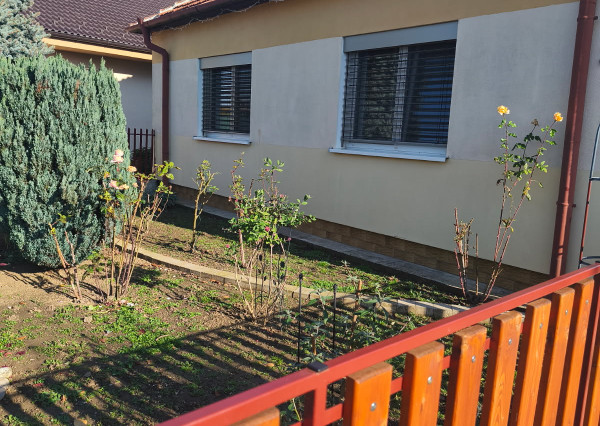 Rodinný dom s prístavbou - 10 arový pozemok - krásna záhrada - altánok