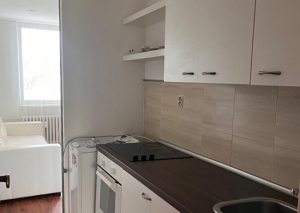 Kompletne zrekonštruovaná a zariadená garsónka s balkónom v Holíči – Lúčky