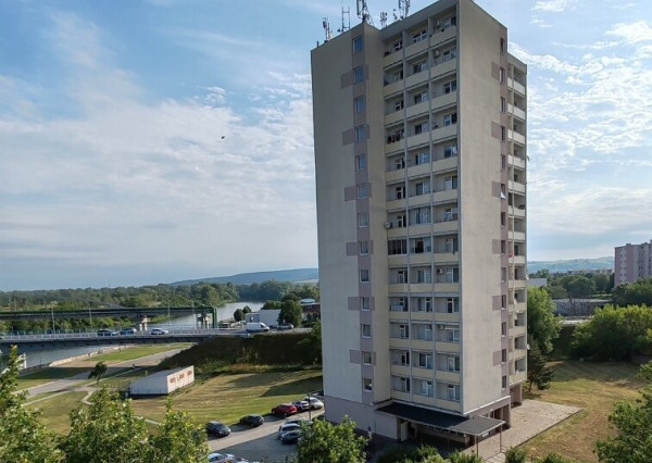 Na predaj 1-izbový byt v pôvodnom stave – Hlohovec, sídlisko Čínsky múr
