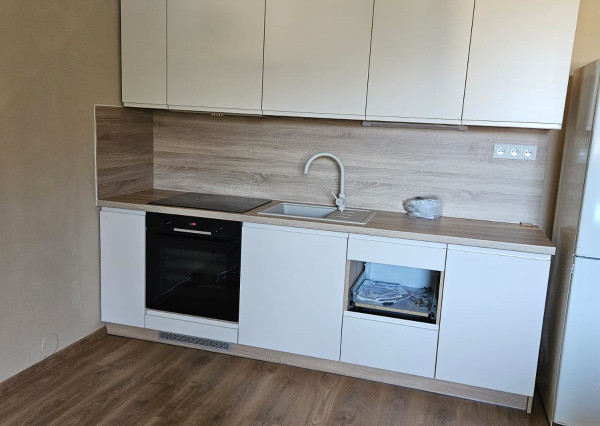 KRÁSNA GARSÓNKA S VEĽKOU PRESKLENOU LOGGIOU – TRENČIANSKE TEPLICE - 30m2