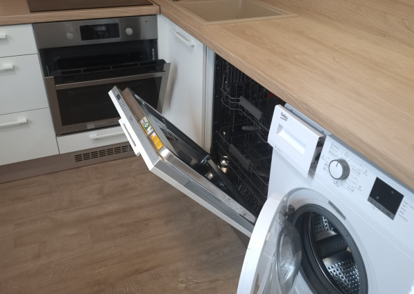 2 IZBOVY BYT - CENTRUM MESTA - 60m2 - KOMPLETKA - ZARIADENÉ - KLIMATIZÁCIA - ZNALECKY POSUDOK ZDARMA